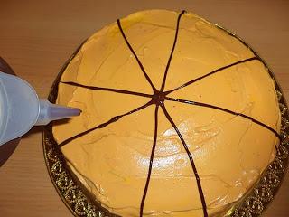 Torta arancione di Halloween con ragnatela