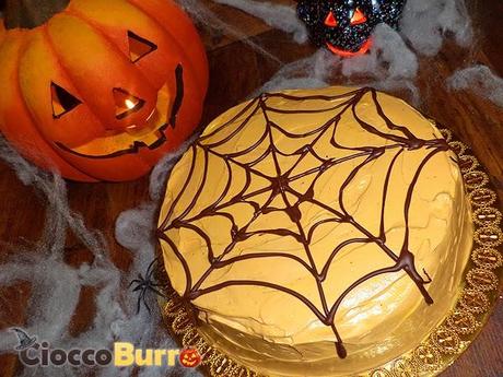 Torta arancione di Halloween con ragnatela