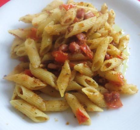 mezzepenne con pancetta e pane alle erbe