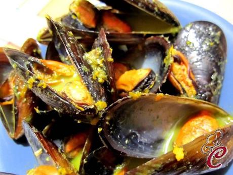 Guazzetto di cozze in salsa di rucola e arancia: connessioni in differita di piccoli stati di lucidità