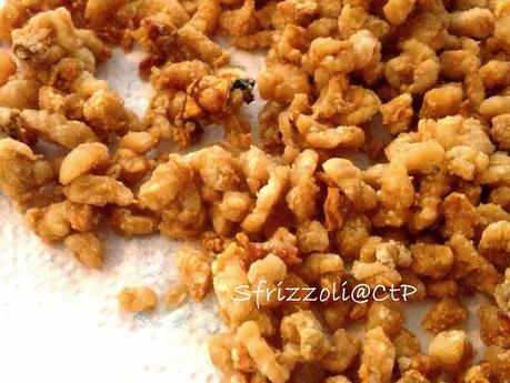 Pizza con gli sfrizzoli e la ricetta di Nonna Chiara