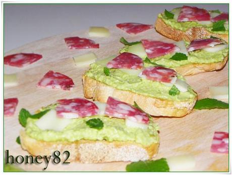 CROSTINI CON PESTO DI FAVE SALAME E PECORINO