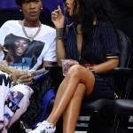 Rihanna, patatine fritte e risatine alla partita di basket (foto)