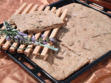 Focaccia integrale con lenticchie e fiori di rosmarino