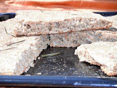 Focaccia integrale con lenticchie e fiori di rosmarino