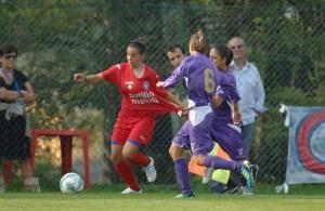 Chiara in azione con la maglia rossa del Brescia