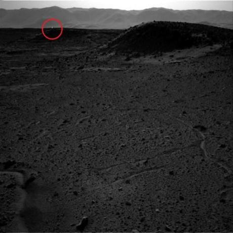 La foto scattata da Curiosity con la strana anomalia