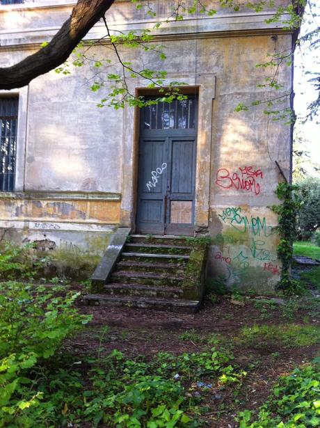 La fotogallery degli orrori dal Santa Maria della Pietà. Una struttura che poteva generare risorse e posti di lavoro e che invece è in abbandono