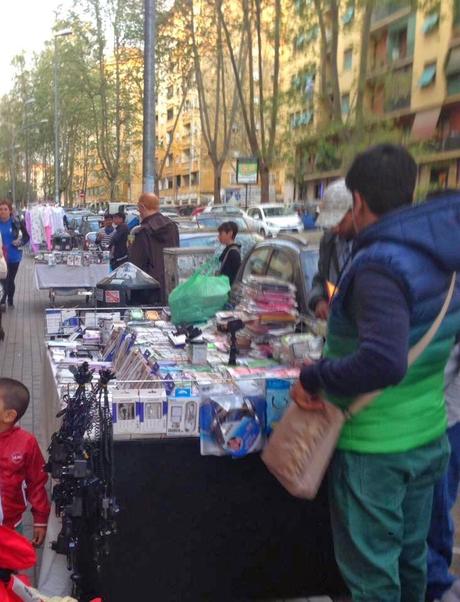 Piccoli grandi tentativi per riprendersi i marciapiedi in zona Tuscolano. Cittadini che ci provano