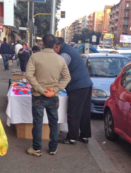 Piccoli grandi tentativi per riprendersi i marciapiedi in zona Tuscolano. Cittadini che ci provano