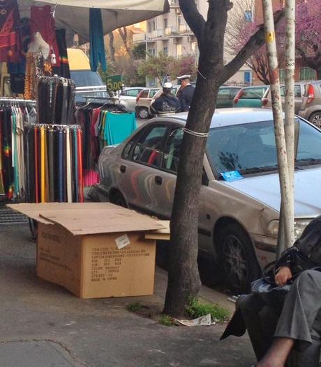 Piccoli grandi tentativi per riprendersi i marciapiedi in zona Tuscolano. Cittadini che ci provano