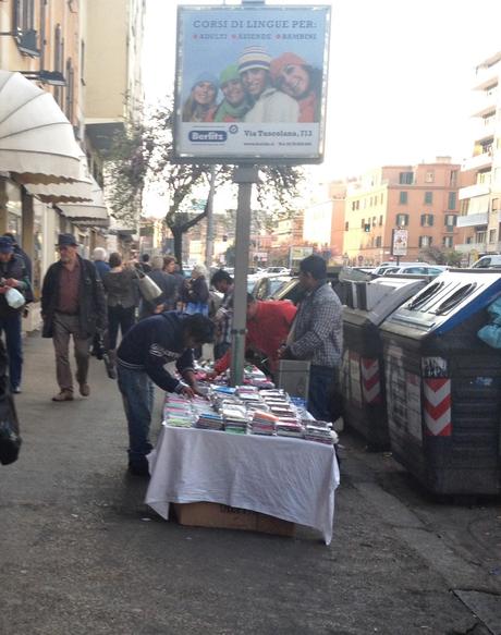 Piccoli grandi tentativi per riprendersi i marciapiedi in zona Tuscolano. Cittadini che ci provano