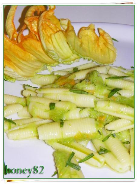 PASTA IN SALSA DI ASPARAGI E FIORI DI ZUCCHINA