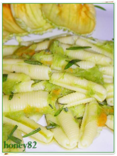 PASTA IN SALSA DI ASPARAGI E FIORI DI ZUCCHINA