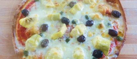 pizza con olive, carciofini e capperi-1