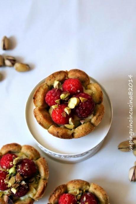 Crostatine di frolla al pistacchio con crema pasticcera all'olio e lamponi