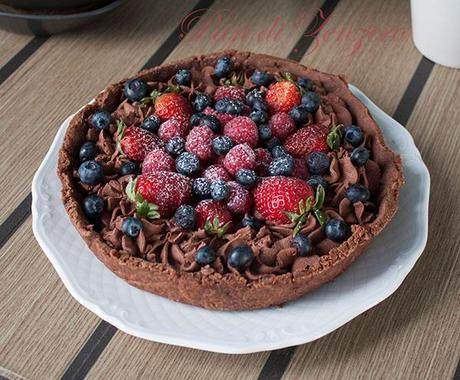 crostata vegan con mousse di cioccolato e frutti di bosco