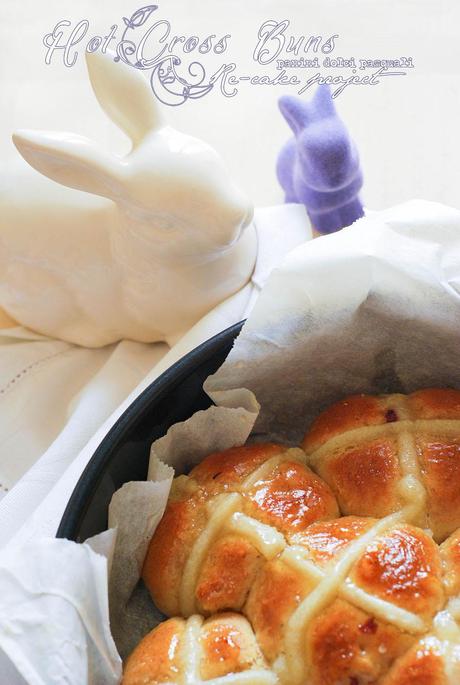 Hot Cross Buns integrali con mirtilli rossi e albicocche