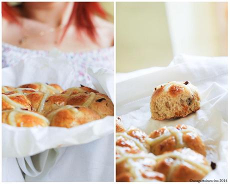 Hot Cross Buns integrali con mirtilli rossi e albicocche