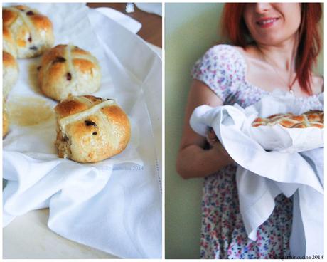 Hot Cross Buns integrali con mirtilli rossi e albicocche