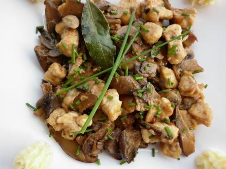 Bocconcini di pollo con erba cipollina e funghi