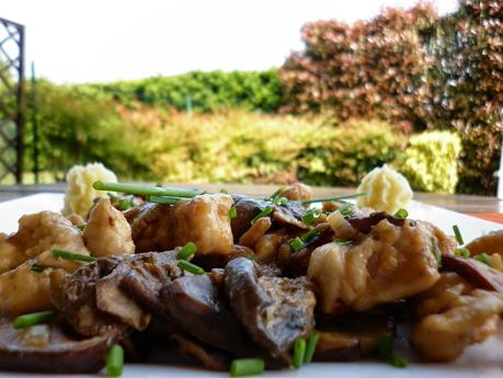 Bocconcini di pollo con erba cipollina e funghi