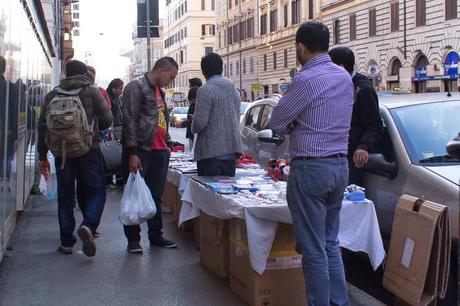 Ancora Stazione Termini. Guardate come si riduce Via Gioberti nel tardo pomeriggio. Fuori da quale altra stazione europea accade questo?