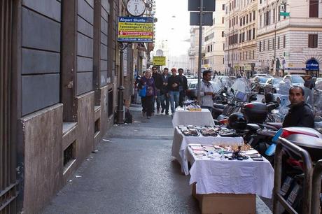 Ancora Stazione Termini. Guardate come si riduce Via Gioberti nel tardo pomeriggio. Fuori da quale altra stazione europea accade questo?