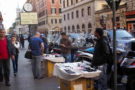 Ancora Stazione Termini. Guardate come si riduce Via Gioberti nel tardo pomeriggio. Fuori da quale altra stazione europea accade questo?