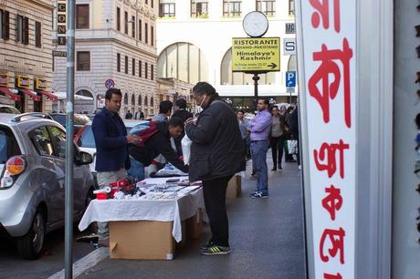 Ancora Stazione Termini. Guardate come si riduce Via Gioberti nel tardo pomeriggio. Fuori da quale altra stazione europea accade questo?