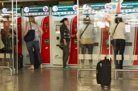 Roma Termini. L'assalto che subiscono i viaggiatori quando devono fare un biglietto alle macchinette automatichet