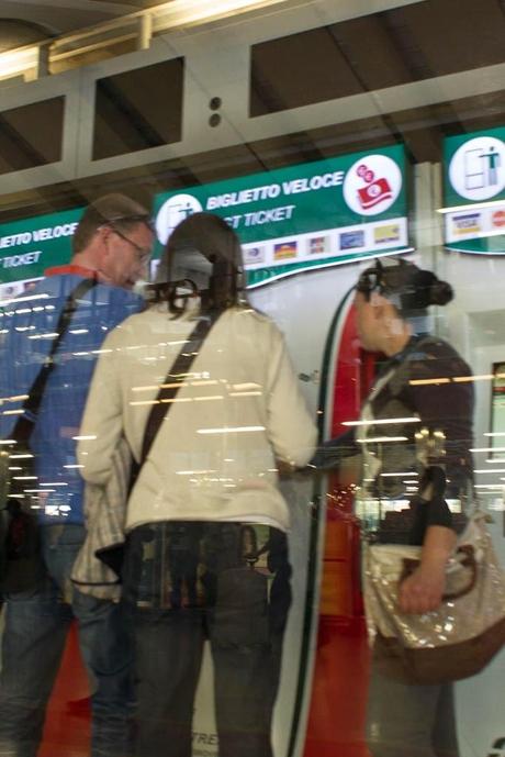 Roma Termini. L'assalto che subiscono i viaggiatori quando devono fare un biglietto alle macchinette automatichet