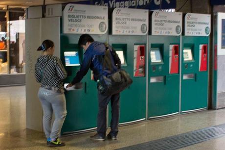 Roma Termini. L'assalto che subiscono i viaggiatori quando devono fare un biglietto alle macchinette automatichet