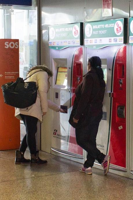 Roma Termini. L'assalto che subiscono i viaggiatori quando devono fare un biglietto alle macchinette automatichet