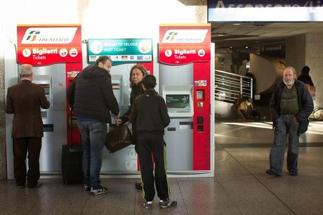 Roma Termini. L'assalto che subiscono i viaggiatori quando devono fare un biglietto alle macchinette automatichet