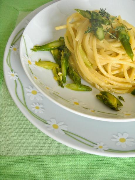 Pasta alla carbonara vegetale con asparagi e timo