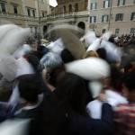 “Pillow Fight”, torna a Roma la guerra dei cuscini (foto)