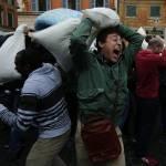 “Pillow Fight”, torna a Roma la guerra dei cuscini (foto)