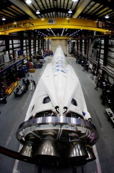 Il razzo Falcon 9 in preparazione per il lancio. Crediti: SpaceX