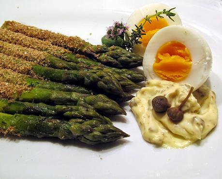 Asparagi in panure saporita con uova bazzotte