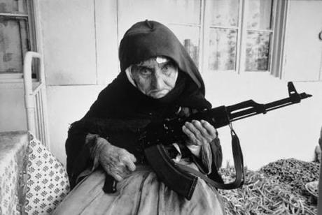 Vecchietta armena di 106 anni che fa la guardia alla casa, 1990
