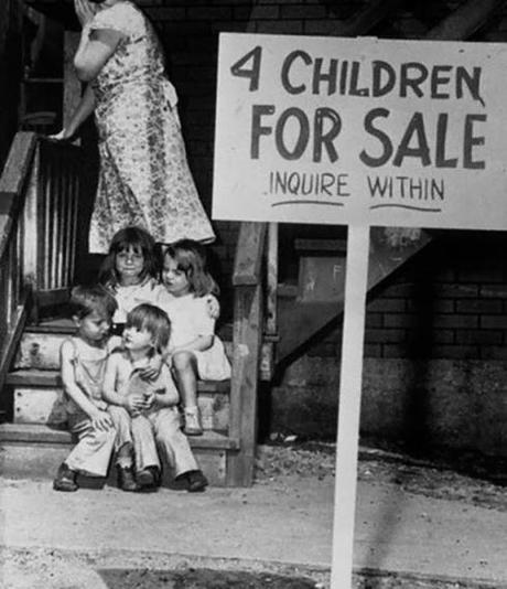 Una madre nasconde il proprio volto per la vergogna dopo aver messo in vendita i suoi figli, Chicago, 1948.