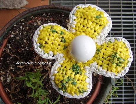 Fiore decorativo, fatto con sacchetti e tappo di plastica