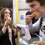 Su Fb le donne che mangiano: scatta la protesta, tutte a pranzare in metro