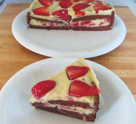 torta al cacao, crema e fragole