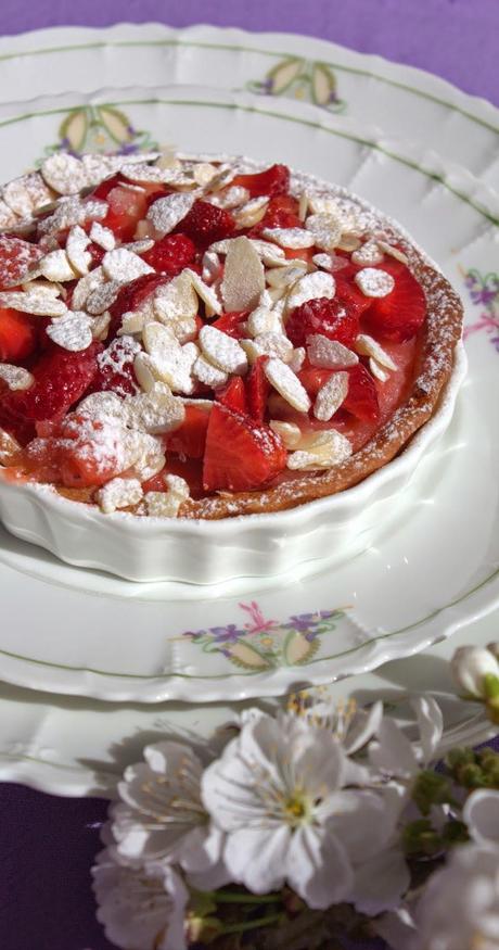 Crostatine con frolla di farina di riso, crema di quinoa,  lemon curd alle fragole e scaglie di mandorle