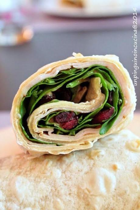 Wrap di tacchino, spinaci e cranberries con vinaigrette alla senape