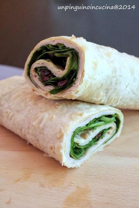 Wrap di tacchino, spinaci e cranberries con vinaigrette alla senape