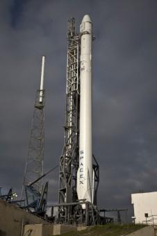 Il razzo Falcon 9 in posizione verticale, pronto per la partenza. Crediti: SpaceX