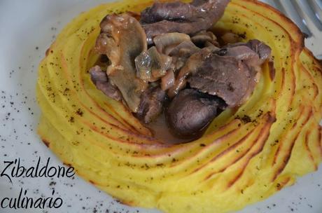 Cuore di vitello ai funghi in un nido di patate al caffè